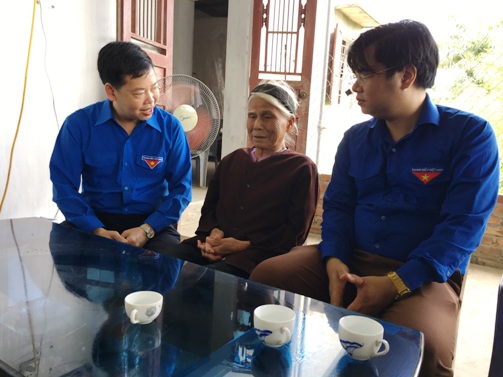 Đồng chí Lê Ngọc Linh - Bí thư Tỉnh đoàn thăm hỏi, động viên Mẹ Việt Nam anh hùng trên địa bàn thành phố Thái Nguyên